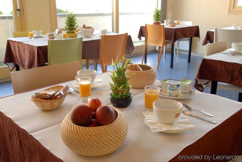 Brit Hotel Du Ban Chaudes-Aigues Étterem fotó